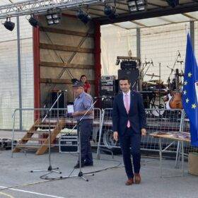 IMG 2bcca737e3785ba7c2423b8a8ca28845 V