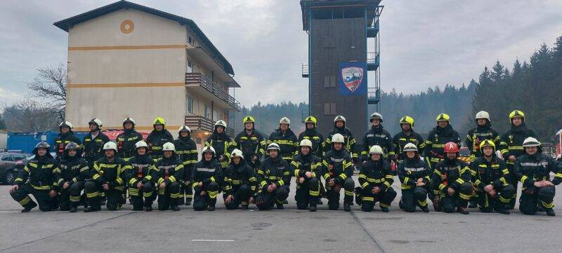 Skupinska slika po zaključnem izpitu za gasilskega častnika na Igu, 7.12.2024 - Regija Ljubljana 2