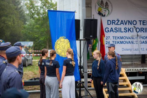 Državno tekmovanje v gasilski orientaciji v Dolenjih Lazih 2 Otvoritev državnega tekmovanja z dvigom tekmovalne zastave